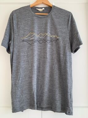 Icebreaker 100% wool  Men's Gray Graphic Tee with Mountain Line Art size XL